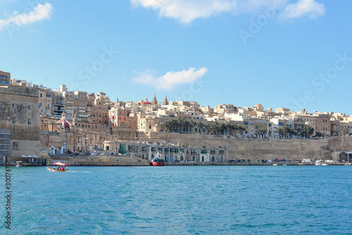 Fototapeta Naklejka Na Ścianę i Meble -  Malte : la capitale La valette vue depuis la mer
