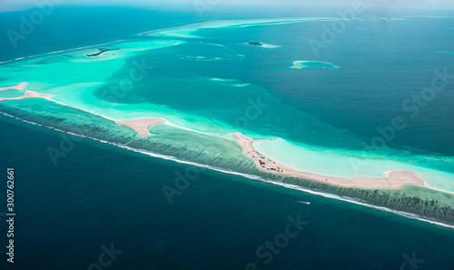 isla en las maldivas aguas cristalinas desde el cielo aérea © adolfo