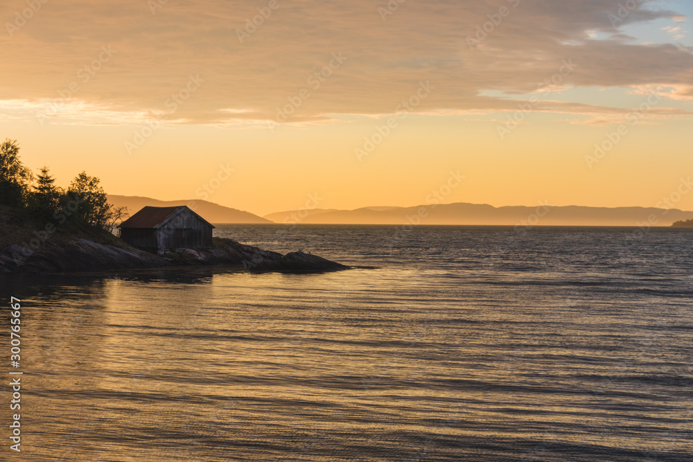 Fischerhaus in Norwegen beim Sonnenuntergang