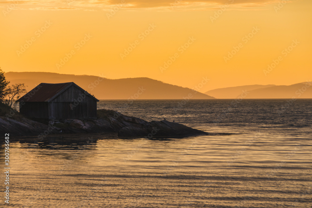 Fischerhaus in Norwegen beim Sonnenuntergang