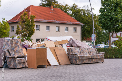 Obraz na płótnie Sperrmüll vor einem Haus w salonie