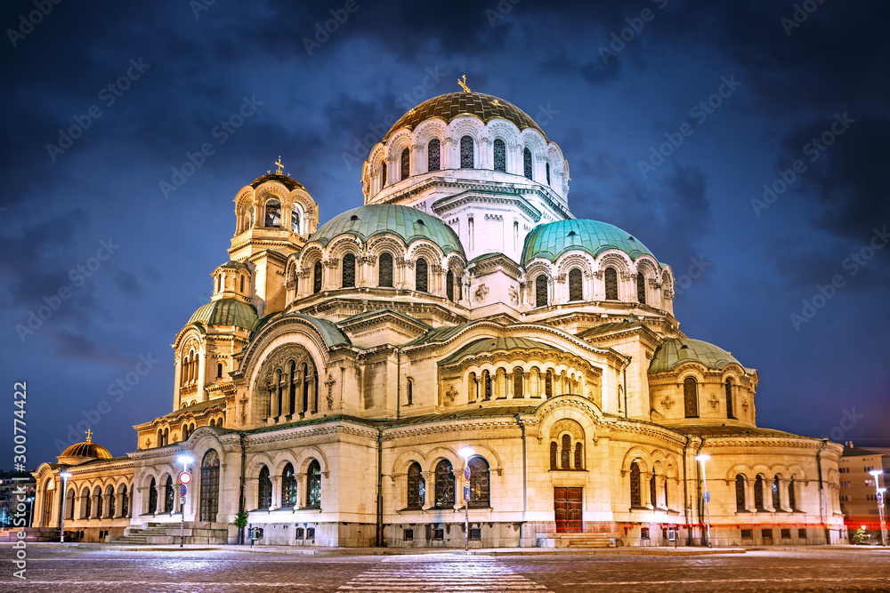 Fototapeta premium The Saint Alexander Nevsky Cathedral at night in Sofia, Bulgaria