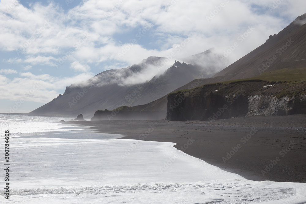 Strand, Nebel und Fels Strand, Nebel und Fels