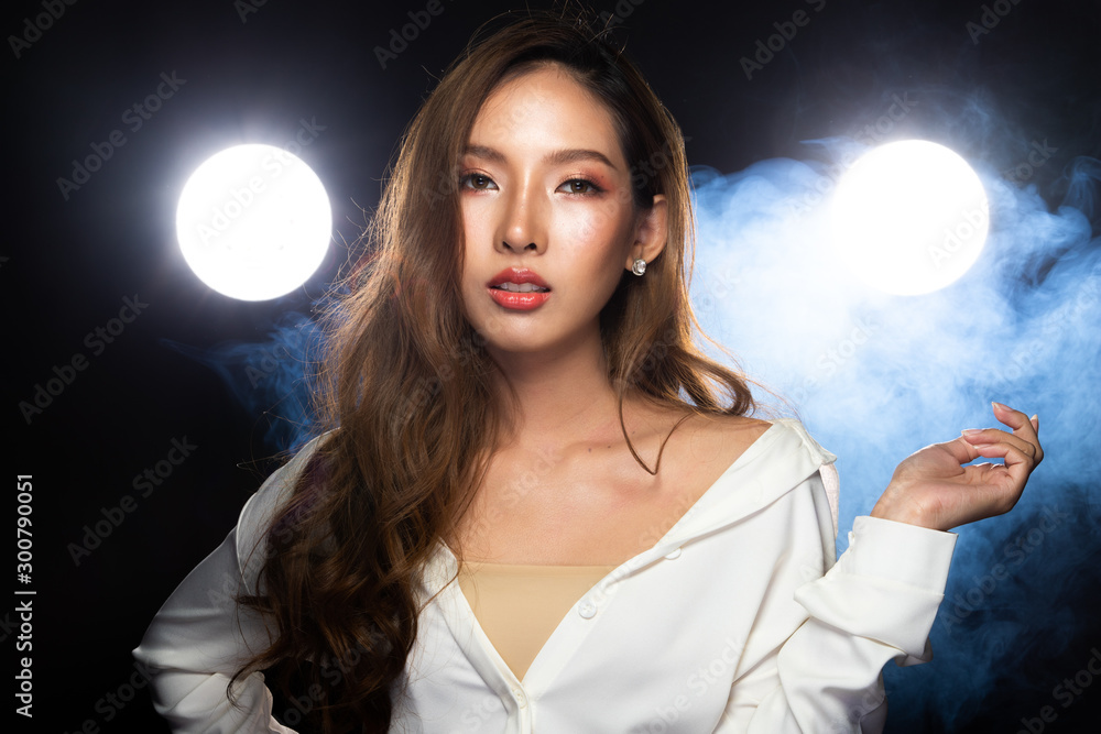 Φωτογραφία 20s Asian Beautiful woman Blonde Brown dying color Curly style Hair wear White shirt smile look to camera in portrait half body