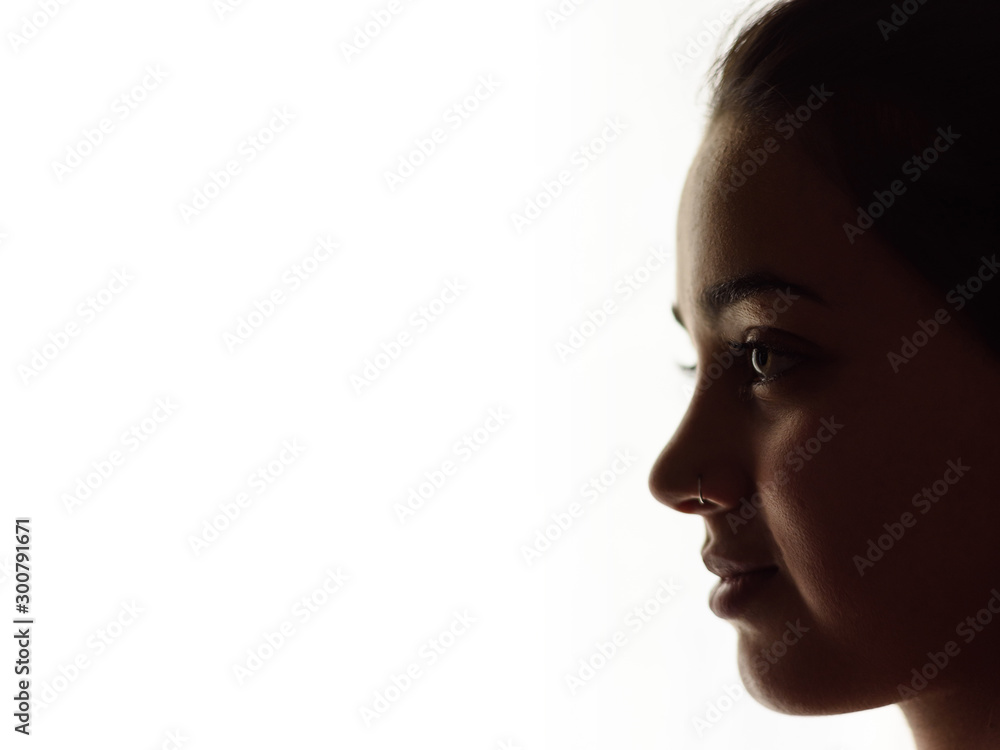 Perfil de joven mujer sobre fondo blanco a contraluz Perfil de joven mujer sobre fondo blanco a contraluz