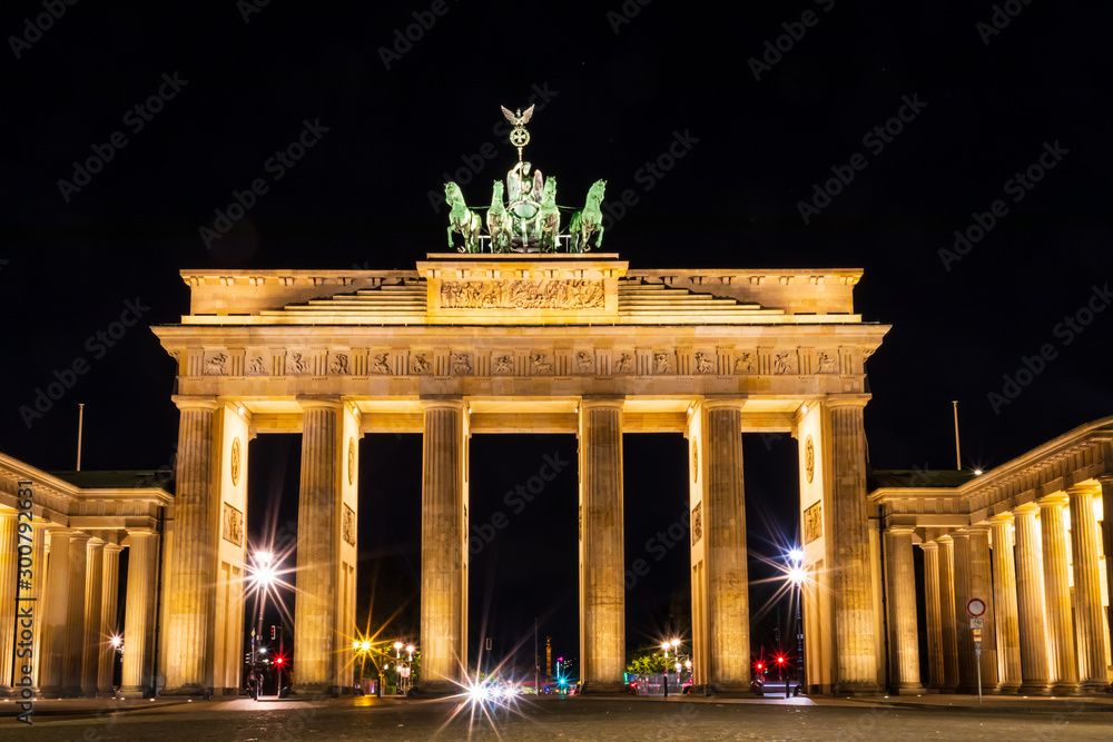 Fototapeta premium The majestic Brandenburg Gate in Berlin at night