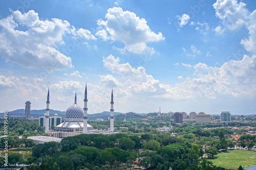Foto Beautiful view of Shah Alam city of Selangor, Malaysia during hot sunny day