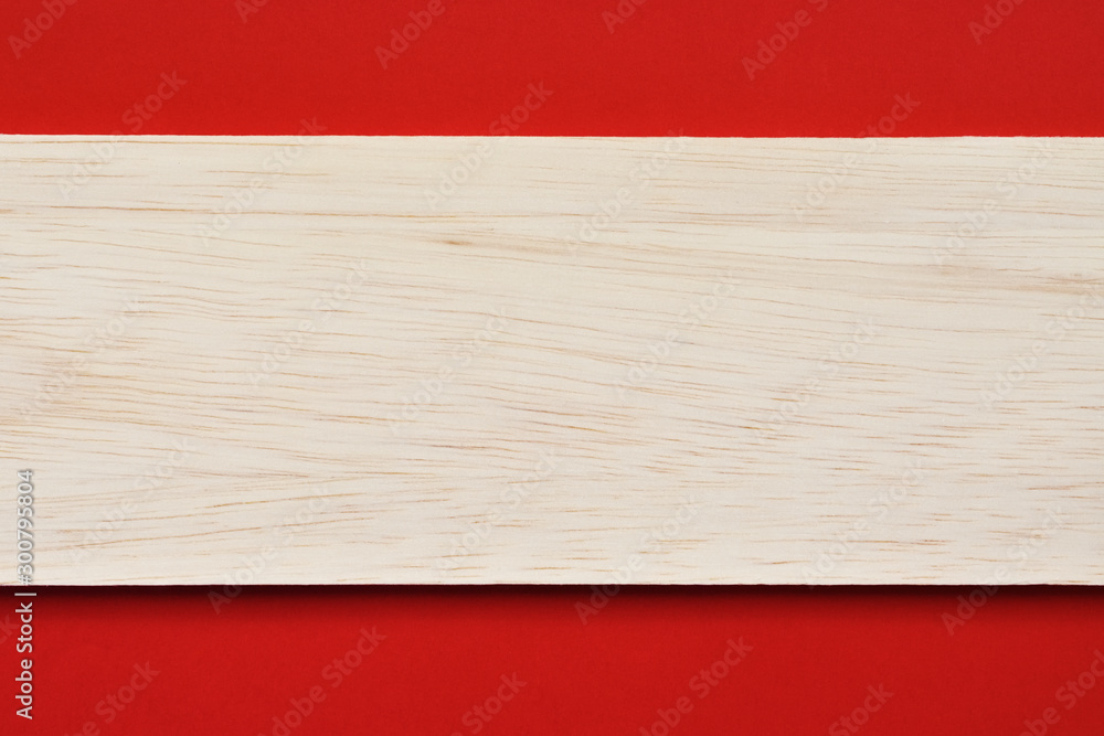 木の板と赤色の背景	