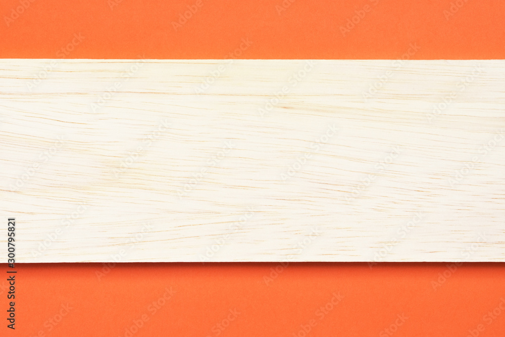 木の板とオレンジ色の背景	