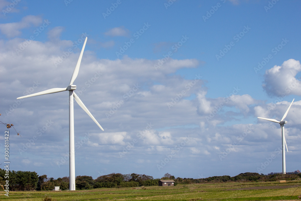 空と雲と風車（風力発電）
