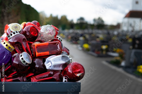 Abfallsammelstelle auf dem Friedhof © Ludvik