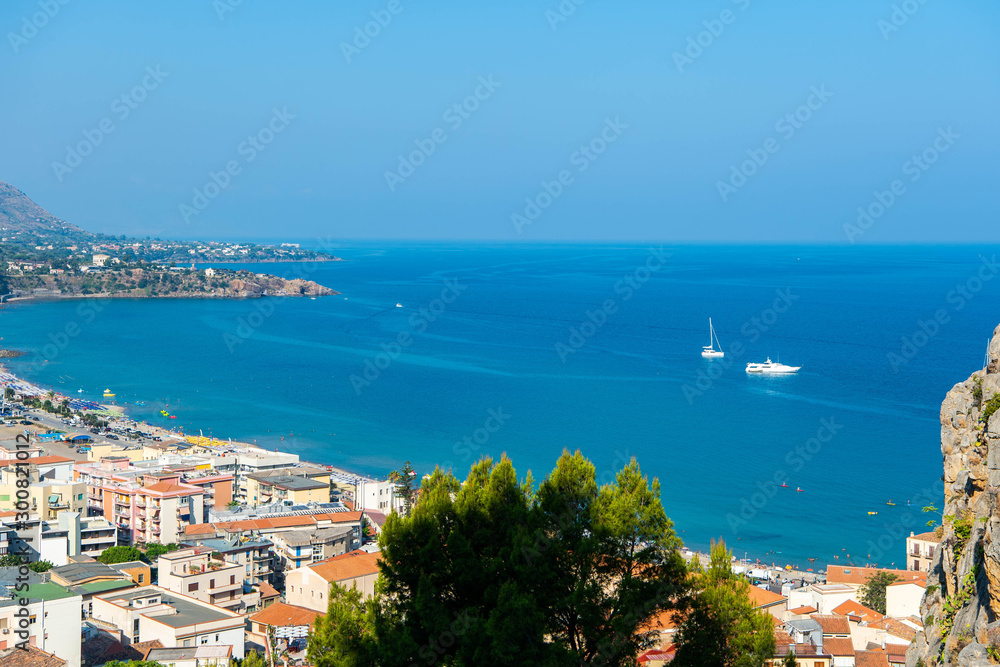 Obraz premium Early morning view of Cefalu town from the Rocca di Cefalu. Sicily, Italy