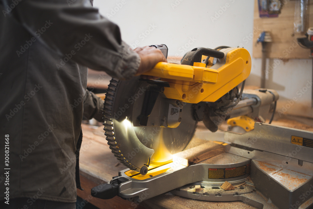 Professional technicians are using saws to cut wood. Professional technicians are using saws to cut wood.