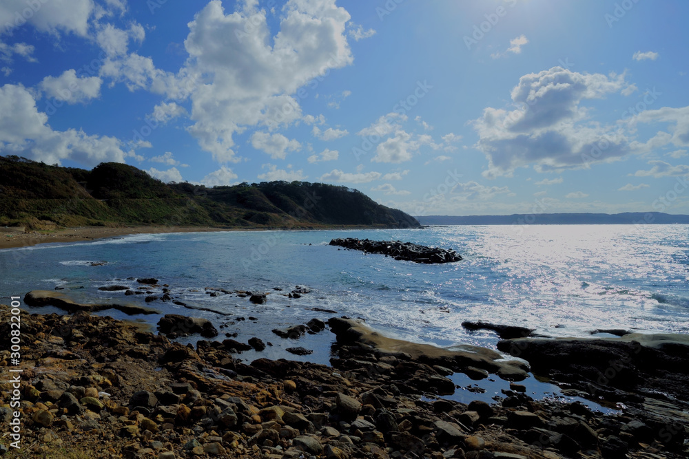 キラキラした日差しを受けて美しい島の海岸線 キラキラした日差しを受けて美しい島の海岸線