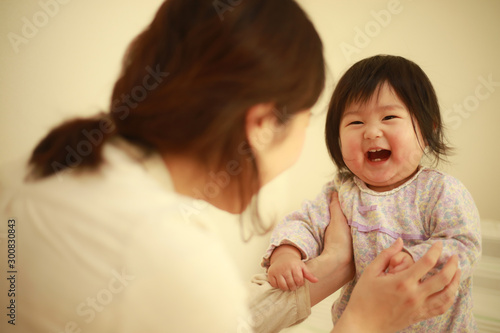 母親と遊ぶ笑顔の赤ちゃん