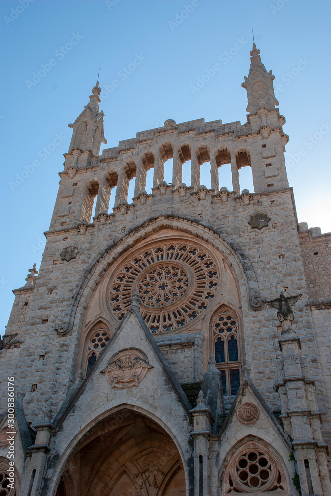 Gothische Fassade der KAthedrale von Soller auf der spanischen Insel Mallorca