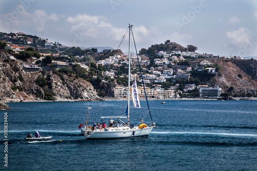 Velero saliendo de puerto deportivo