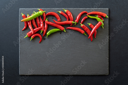 Foto Frische Chillischoten auf Schieferplatte