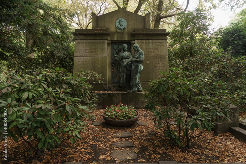 Grabdenkmal mit zwei Statuen als zeichen der Trauer um angehörige