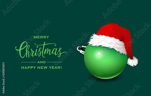 Weihnachtskarte grüne Weihnachtskugel mit Weihnachtsmann Mütze,  Vektor Illustration isoliert auf grünem Hintergrund