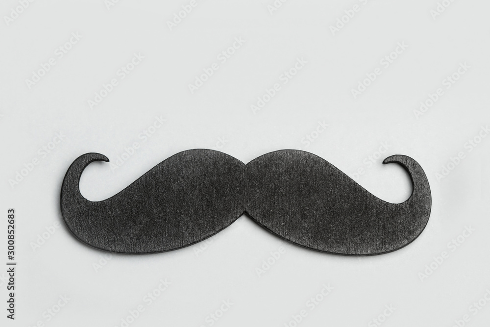 Bigote negro, accesorios para fotomatones, carnaval, fiestas sobre fondo gris vista superior. Copy space. Mes de concientización sobre la salud de los hombres Bigote negro, accesorios para fotomatones, carnaval, fiestas sobre fondo gris vista superior. Copy space. Mes de concientización sobre la salud de los hombres