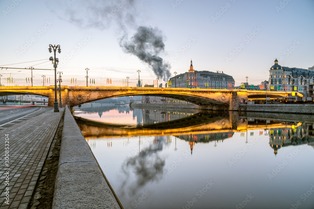 Bolshoi Moskvoretsky bridge in the morning