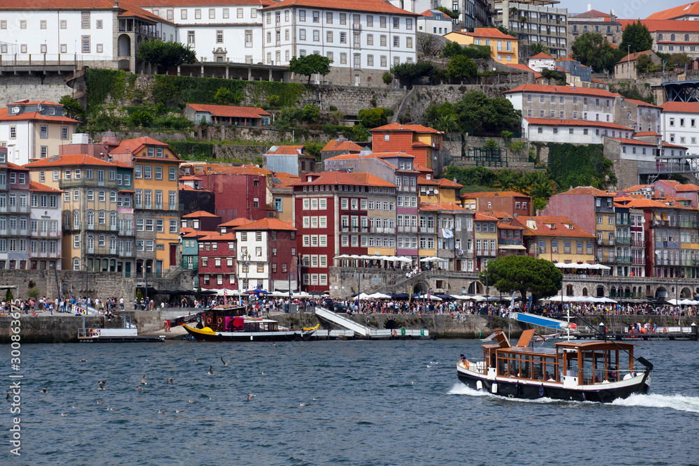 Bateau de touristes traversant le Douro pour se rendre dans la vieille ville de Porto au Portugal.