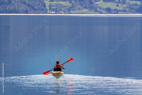 Kajak auf einem norwegischen Fjord, Kanu