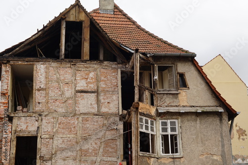 Offene Fassade eines alten Hauses vor der Restaurierung