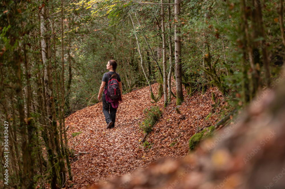Mujer paseando y disfrutando del otoño Mujer paseando y disfrutando del otoño