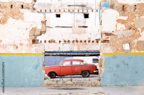 キューバハバナ　旧市街のクラシックカーのある風景 © JunSome