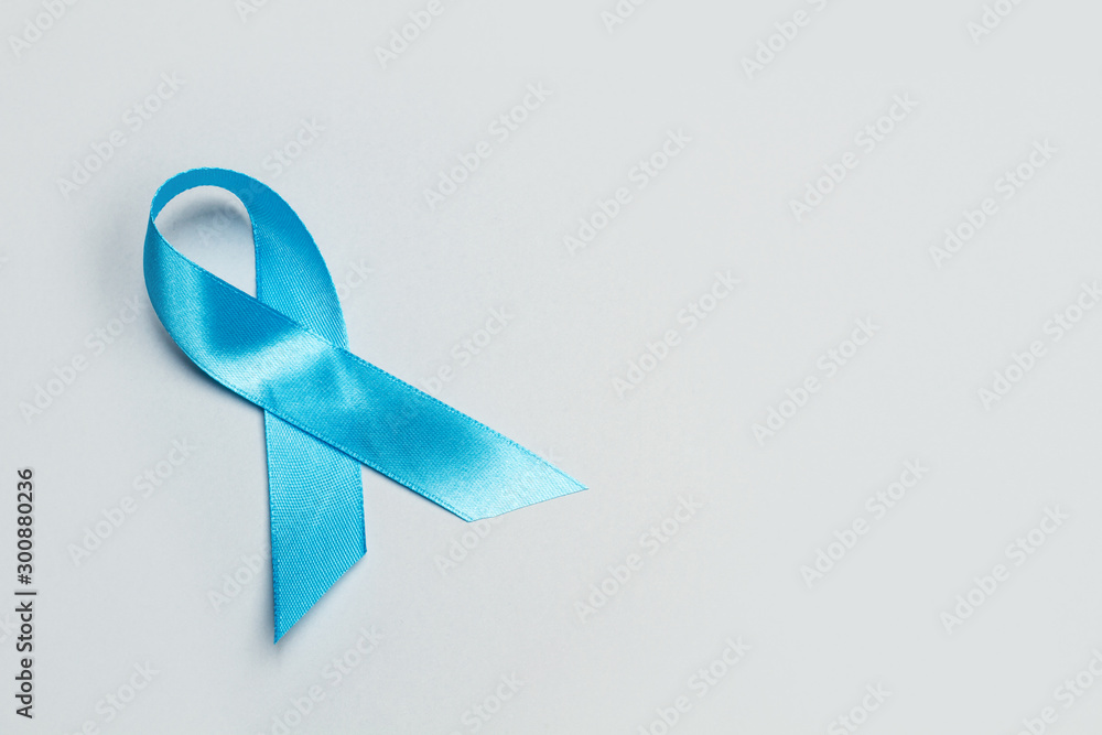 Lazo cinta celeste vista desde arriba sobre fondo gris aislado. Campaña de  concientización sobre la salud del hombre y el cáncer de próstata en  noviembre. Copy space foto de Stock | Adobe