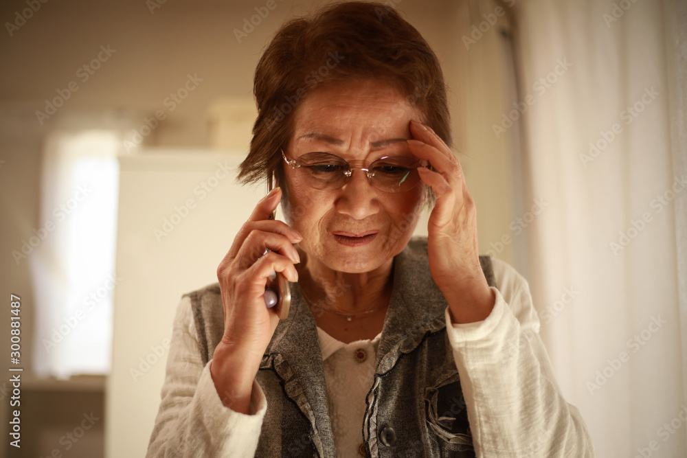通話するシニア女性 通話するシニア女性