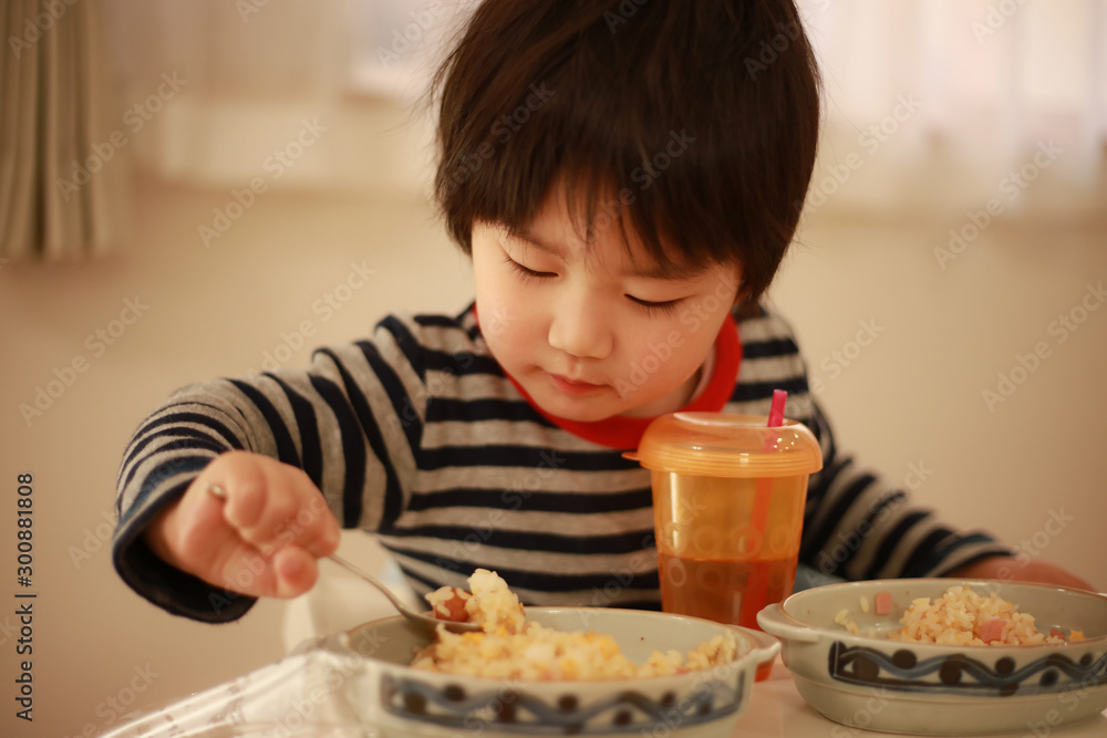 食事する男の子 食事する男の子