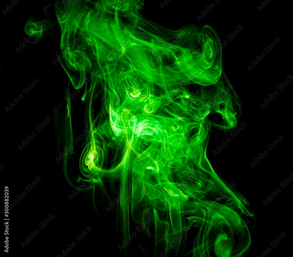 Obraz premium Green smoke on black background