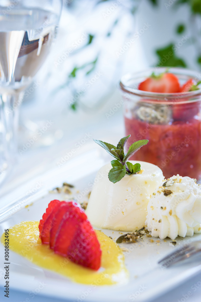 Panna Cotta mit Erdbeermus und Sahne, Dessert Panna Cotta mit Erdbeermus und Sahne, Dessert