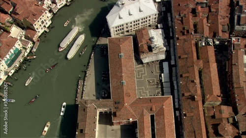 Ripresa aerea del Canal Grande con passaggio sopra il Ponte di Rialto