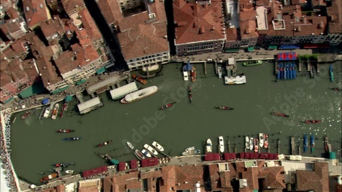 Ripresa aerea del Canal Grande con passaggio sopra il Ponte di Rialto