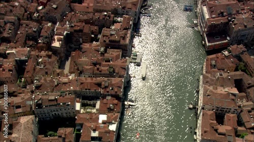 Ripresa aerea sopra i tetti di Venezia e il Canal Grande