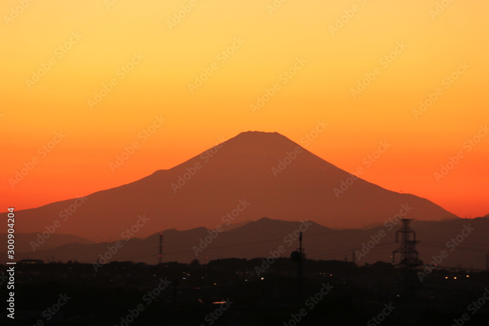 横浜東戸塚からの　夕陽に映える富士