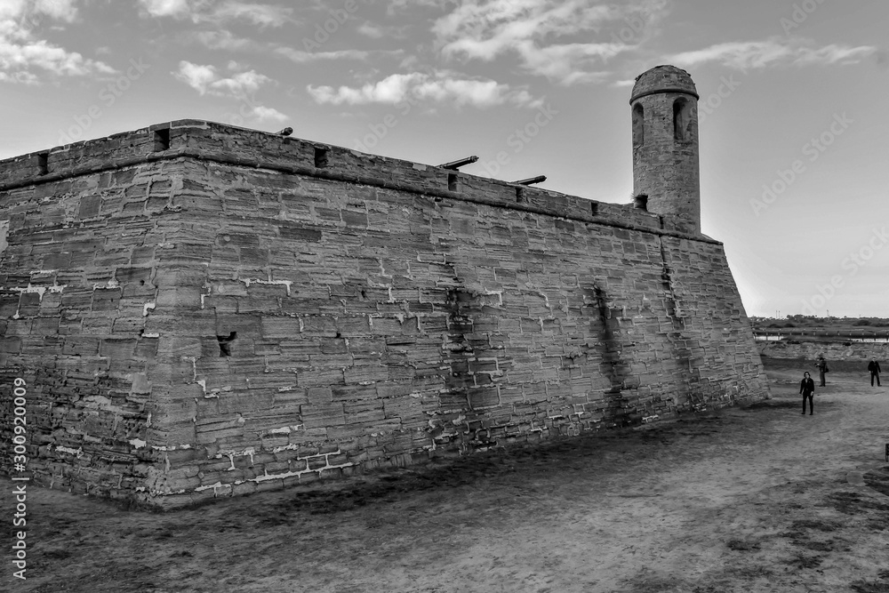 Φωτογραφία Side view of Castillo de San Marcos Fort on blue cloudy sky background in Floridas Historic Coast