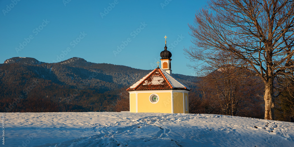 Ausflugsziel Wallfahrtskapelle Maria Rast Krün, im Winter Stock Photo ...