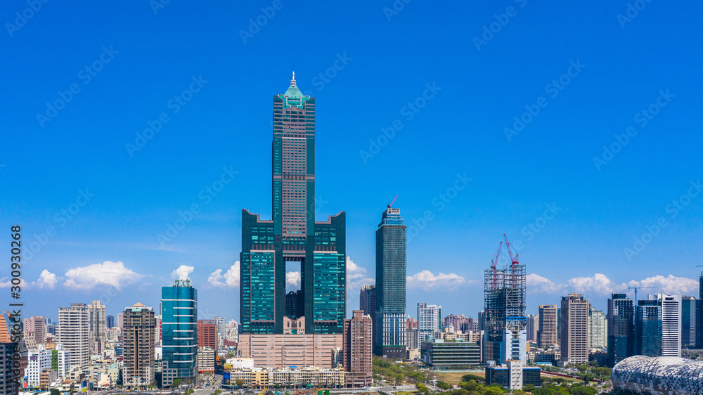 Obraz premium Widok z lotu ptaka Kaohsiung miasta z niebieskim tle nieba i portu Kaohsiung, Tajwan.