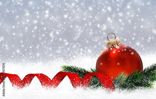 Glänzend Rote Weihnachtskugel am Band isoliert auf weissem Hintergrund
