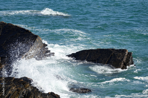 vagues s'échouant sur les rochers photo