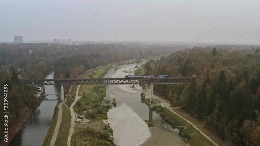 Ein Zug fährt über eine Eisenbahnbrücke in herbstlicher Atmosphäre Ein Zug fährt über eine Eisenbahnbrücke in herbstlicher Atmosphäre