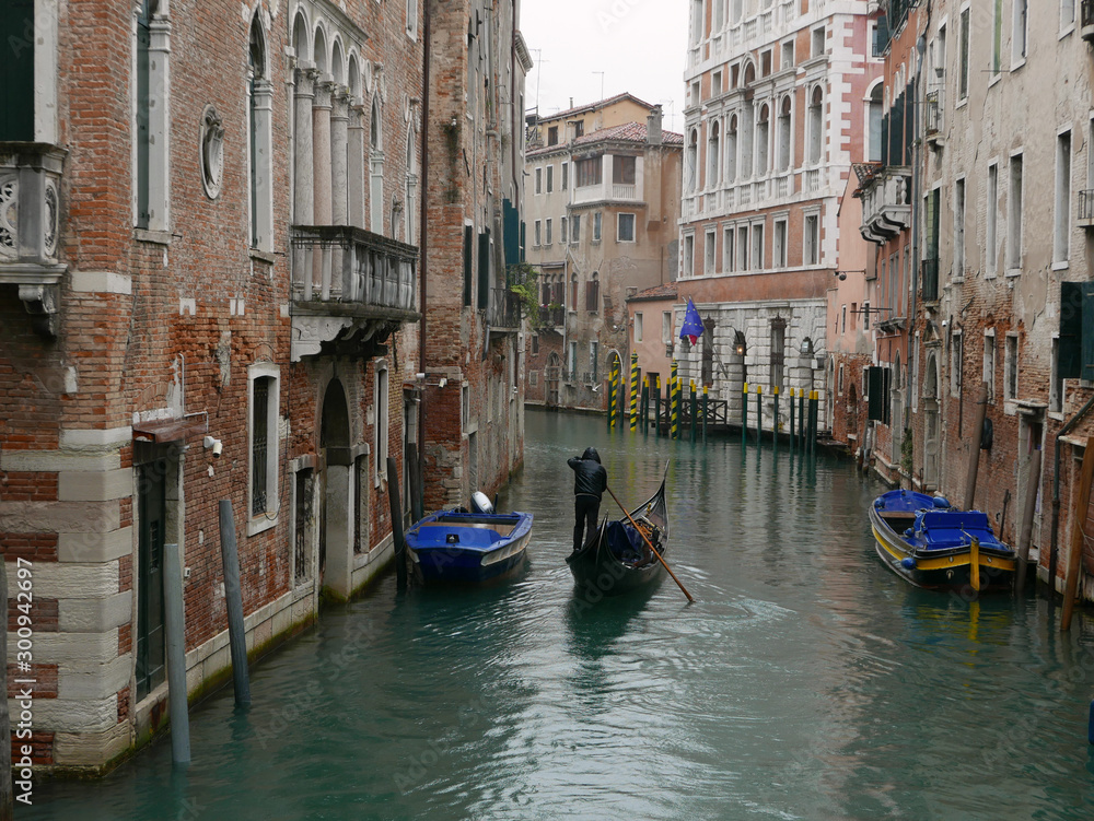 la malinconica bellezza della città di venezia in una giornata piovosa
