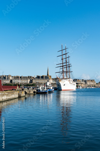 Tableau sur toile view of the Sea Cloud II luxury cruise ship in the port of Saint-Malo on the coa