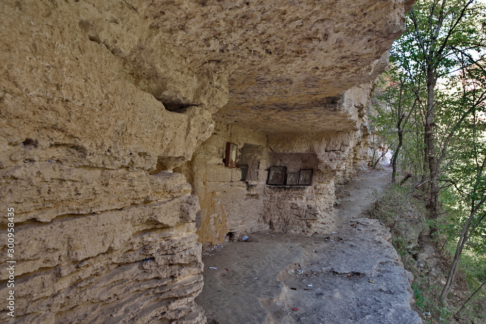 Historische Wohnhöhle am Kloster Saharna in Moldawien