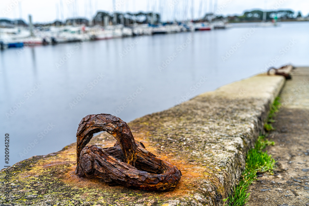 Fototapeta premium F, Bretagne, Finistère, im Hafen von Aber W'rach, rostiger Anleger